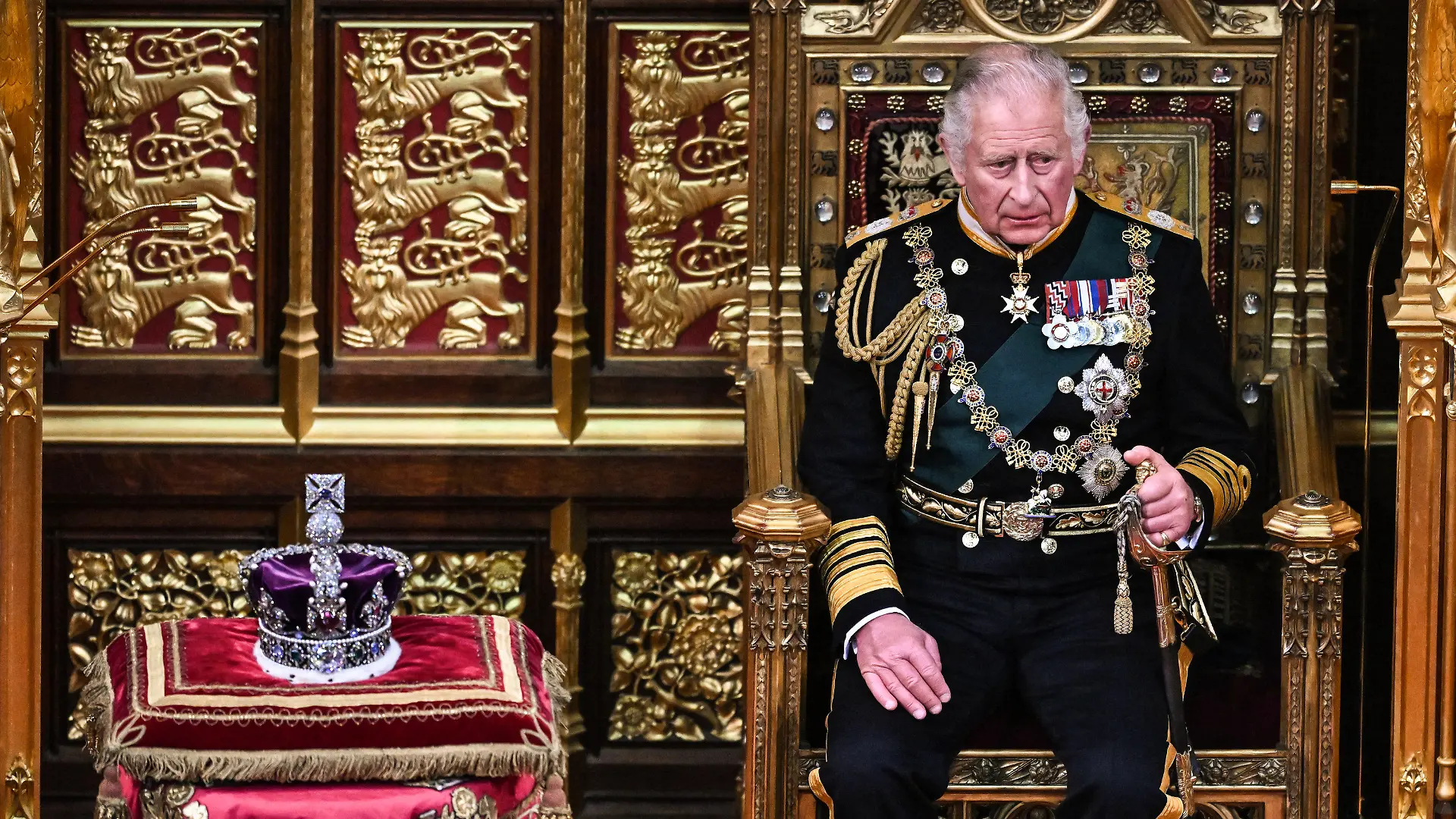 ARCHIV - 10.05.2022, Großbritannien, London: Der damalige Prinz Charles von Großbritannien sitzt zur Eröffnung des Parlaments im House of Lords neben der Imperial State Crown auf seinem Platz. Die Imperial State Crown wird üblicherweise am Ende der Krönungszeremonie beim Auszug des Monarchen aus der Westminster Abbey getragen, während für die eigentliche Krönung die Edwardskrone verwendet wird. (zu dpa "Zeitplan: König Charles wird am Mittag des 6. Mai gekrönt") Foto: Ben Stansall/PA Wire/dpa +++ dpa-Bildfunk +++