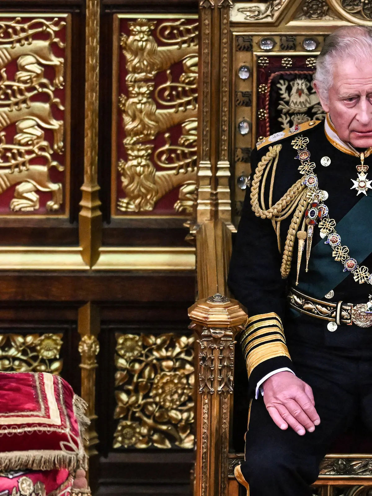 ARCHIV - 10.05.2022, Großbritannien, London: Der damalige Prinz Charles von Großbritannien sitzt zur Eröffnung des Parlaments im House of Lords neben der Imperial State Crown  auf seinem Platz. Die Imperial State Crown wird üblicherweise am Ende der Krönungszeremonie beim Auszug des Monarchen aus der Westminster Abbey getragen, während für die eigentliche Krönung die Edwardskrone verwendet wird. (zu dpa "Zeitplan: König Charles wird am Mittag des 6. Mai gekrönt") Foto: Ben Stansall/PA Wire/dpa +++ dpa-Bildfunk +++