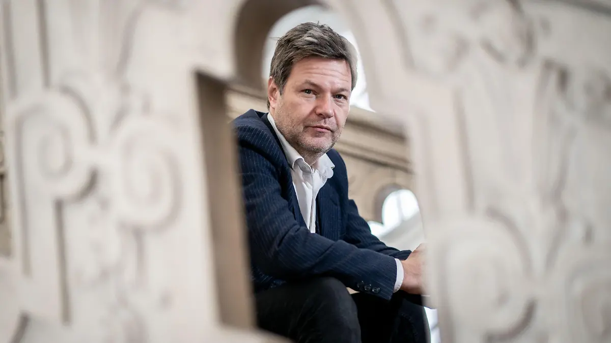 ARCHIV - 17.12.2020, Berlin: Robert Habeck, Bundesvorsitzender von Bündnis 90/Die Grünen, sitzt am Rande eines Interviews mit der Deutschen Presse-Agentur für ein Foto auf einer Treppe. (Zu dpa: «Habeck: Noch nicht auf technische CO2-Speicherung setzen») Foto: Kay Nietfeld/dpa +++ dpa-Bildfunk +++