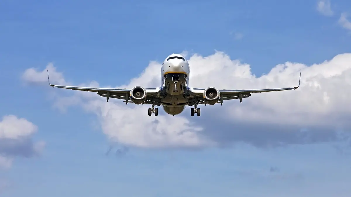 Flugzeug im Landeanflug, Flughafen Köln-Bonn, Köln Bonn Airport, Köln, Nordrhein-Westfalen, Deutschland, Europa | Verwendung weltweit, Keine Weitergabe an Wiederverkäufer.