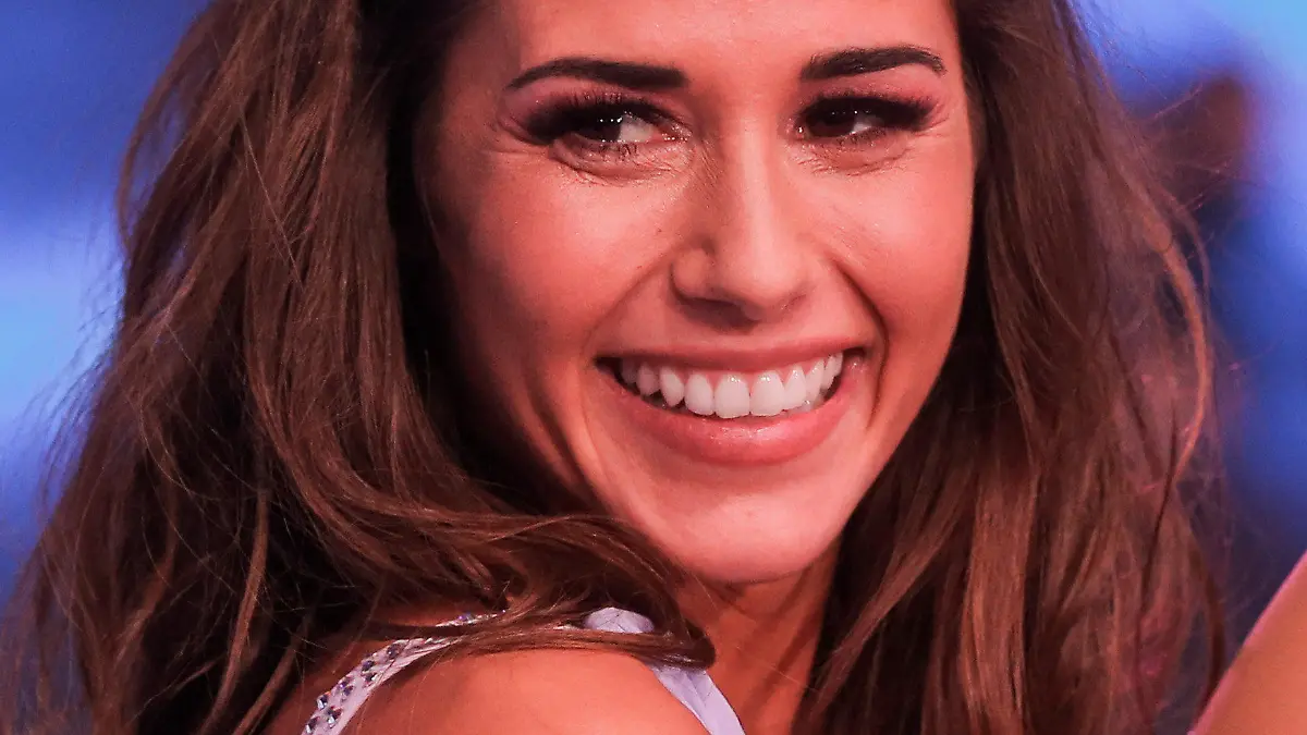 ARCHIV - 07.01.2019, Nordrhein-Westfalen, Köln: Sängerin Sarah Lombardi steht in der ersten Livesendung der SAT.1-Show "Dancing on Ice" auf dem Eis. (zu dpa "Sarah Lombardi zu «Masked Singer»-Gerücht: «Das Skelett singt toll!») Foto: Rolf Vennenbernd/dpa +++ dpa-Bildfunk +++