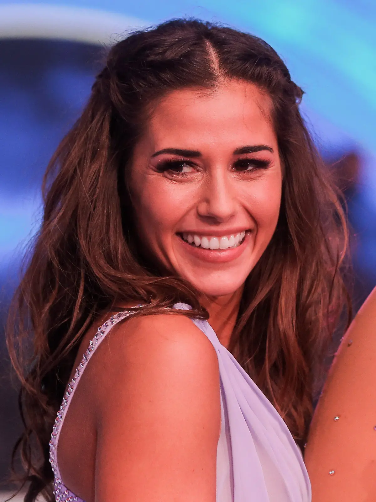 ARCHIV - 07.01.2019, Nordrhein-Westfalen, Köln: Sängerin Sarah Lombardi steht in der ersten Livesendung der SAT.1-Show "Dancing on Ice" auf dem Eis. (zu dpa "Sarah Lombardi zu «Masked Singer»-Gerücht: «Das Skelett singt toll!») Foto: Rolf Vennenbernd/dpa +++ dpa-Bildfunk +++