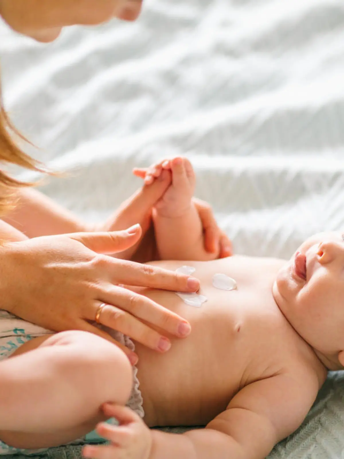 Baby wird eingecremt