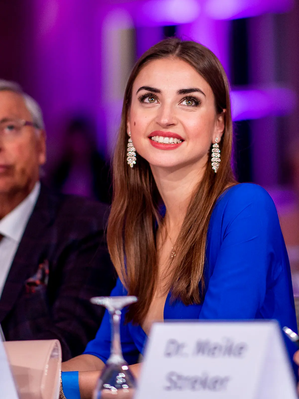 25.10.2019, Nordrhein-Westfalen, Harsewinkel: Die Jurymitglieder Wolfgang Bosbach (l), CDU-Politiker, und Ekaterina Leonova, "Let's Dance"-Tänzerin, beobachten die Teilnehmerinnen. Beim Finale des Schönheitswettbewerbs "Miss 50 plus" treten 20 Finalistinnen an. Foto: David Inderlied/dpa +++ dpa-Bildfunk +++