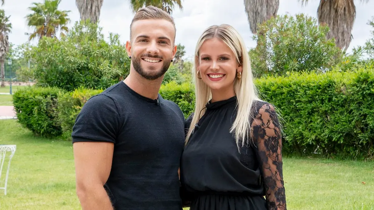 "Love Island" _ Liebespaar Stephanie Schmitz (23) & Julian Evangelos (25)