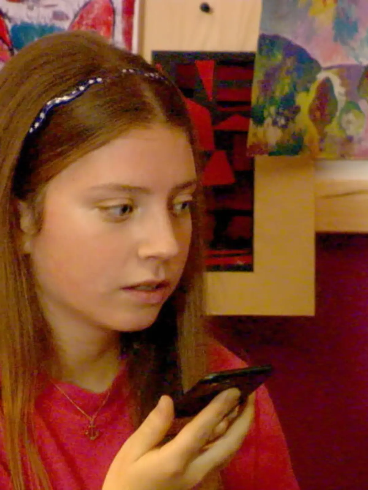 Für unser Experiment verwandeln sich drei Schauspieler in Zwölfjährige, die im heimischen Kinderzimmer chatten, Textnachrichten verschicken und telefonieren. Lockvogel Lea wird von User Jürgen erst mit Chat-Nachrichten, später mit zahlreichen Telefonanrufen massiv bedrängt. Seine alarmierenden Erzählungen lassen unser Team sofort handeln. Mehr darüber sehen Sie im Video.