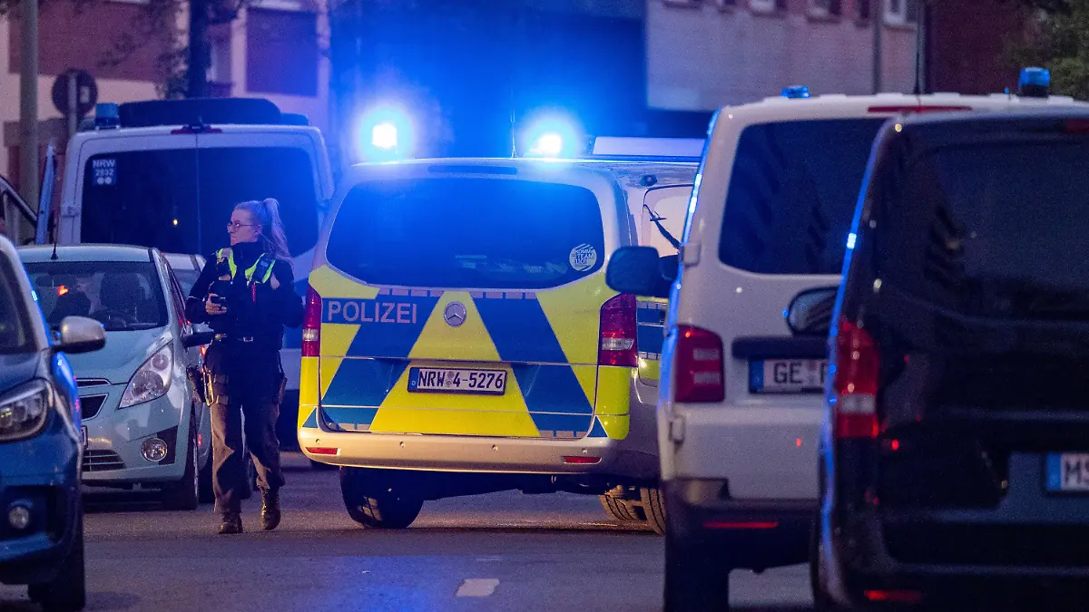 18.04.2023, Nordrhein-Westfalen, Duisburg: Polizei ist in Duisburg vor einem Parkhaus im Einsatz, nachdem es zuvor zu einer Attacke in einem Fitnessstudio in der Duisburger Innenstadt gekommen war. Dabei wurden am Dienstagabend mehrere Personen schwer verletzt. Das teilte ein Polizeisprecher in Duisburg mit. Der oder die Täter sind auf der Flucht vor der Polizei. Foto: Christoph Reichwein/dpa +++ dpa-Bildfunk +++