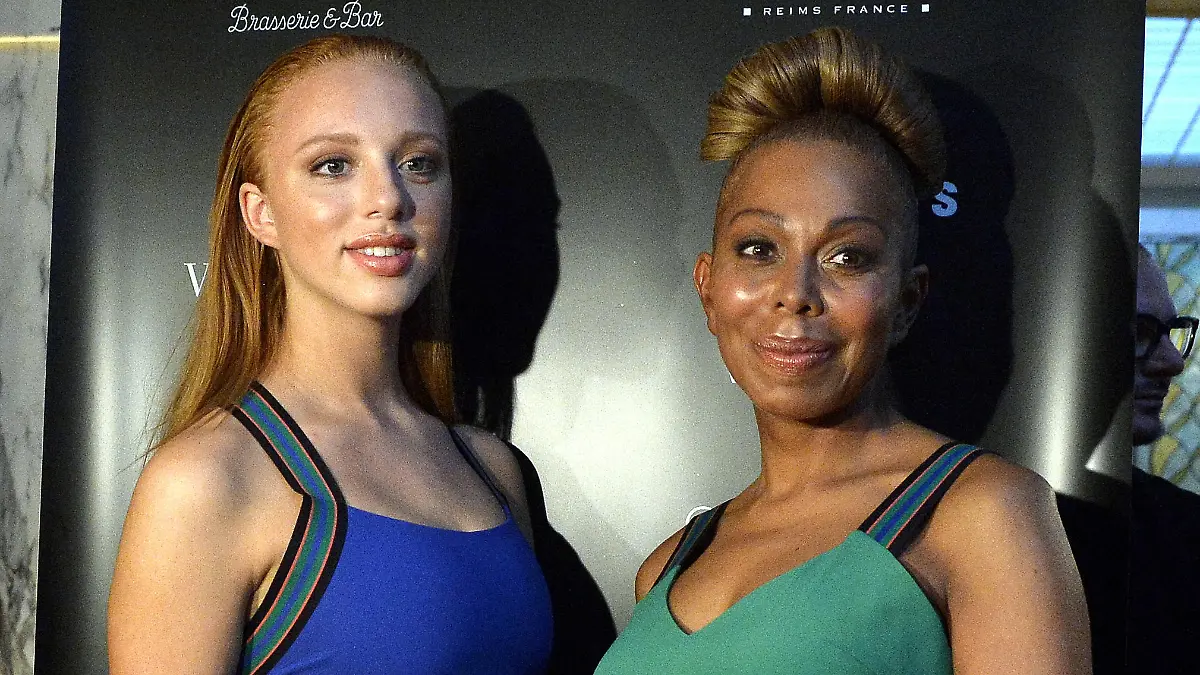 ABD0091_20160907 - WIEN - ÖSTERREICH: Vogue Fashion's Night Out Wirtschaftskammer "Wiener Modemacher und Wiener Friseure präsentieren ihr 1st Face Anna Ermakova-Becker" und Angela Ermakova (r.) am Mittwoch, 07. September 2016, in Wien. - FOTO: APA/HERBERT PFARRHOFER |