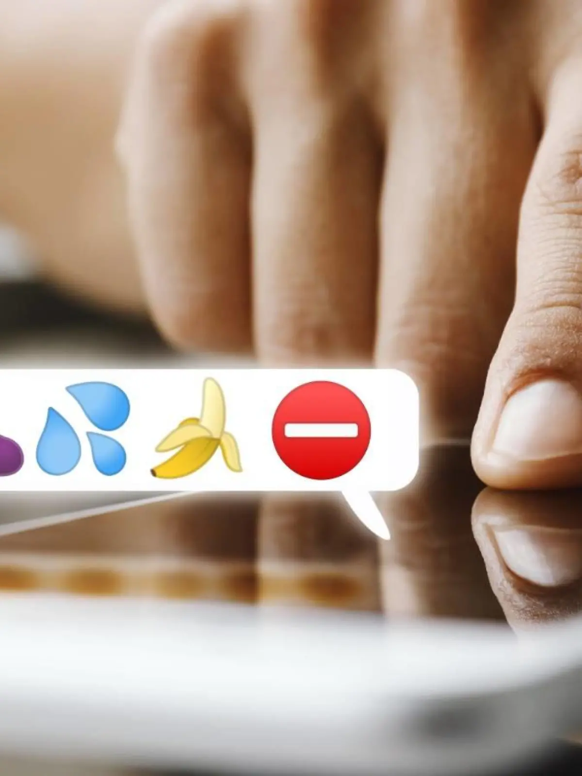 Frau tippt auf Handy mit Emojis
