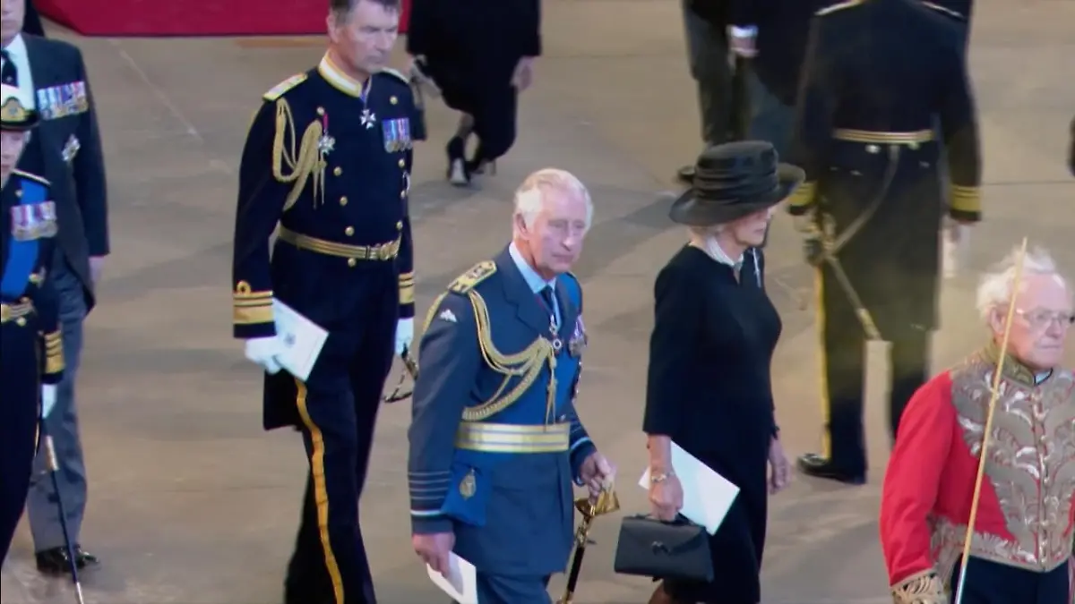 König Charles bekommt seinen eigenen Thron Ziemlich bequeme Ehre