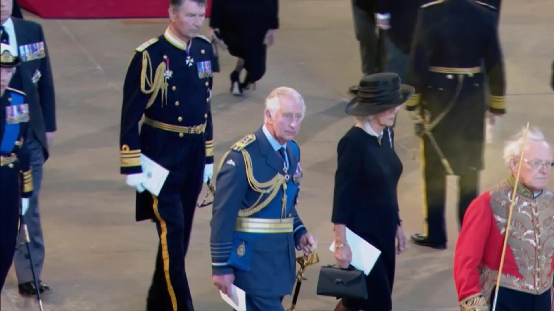 König Charles bekommt seinen eigenen Thron Ziemlich bequeme Ehre