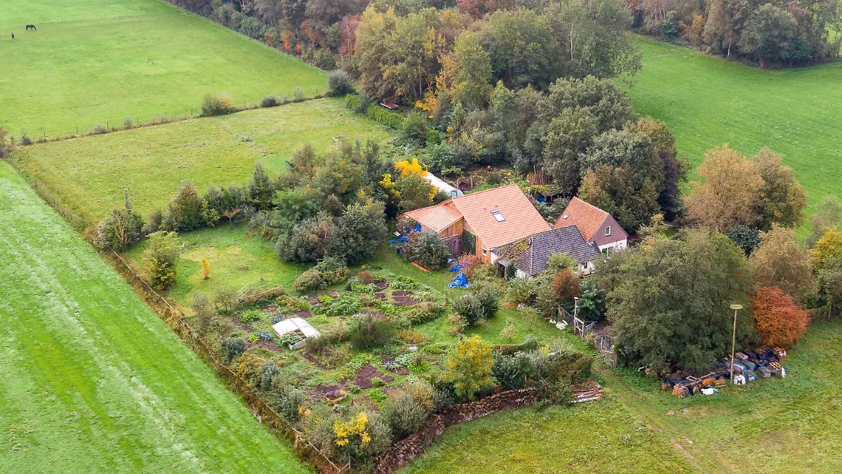 ARCHIV - 15.10.2019, Niederlande, Ruinerwold: Eine Drohnenaufnahme zeigt den abgelegenen Hof, in dessen Keller eine Familie jahrelang isoliert gehaust haben soll. Im spektakulären Fall der isolierten Familie vom abgelegenen Hof in den Niederlanden wird der Vater strafrechtlich doch nicht verfolgt. (zu dpa: "Vater von isolierter «Hof-Familie» muss nicht vor Gericht") Foto: Wilbert Bijzitter/ANP/dpa +++ dpa-Bildfunk +++