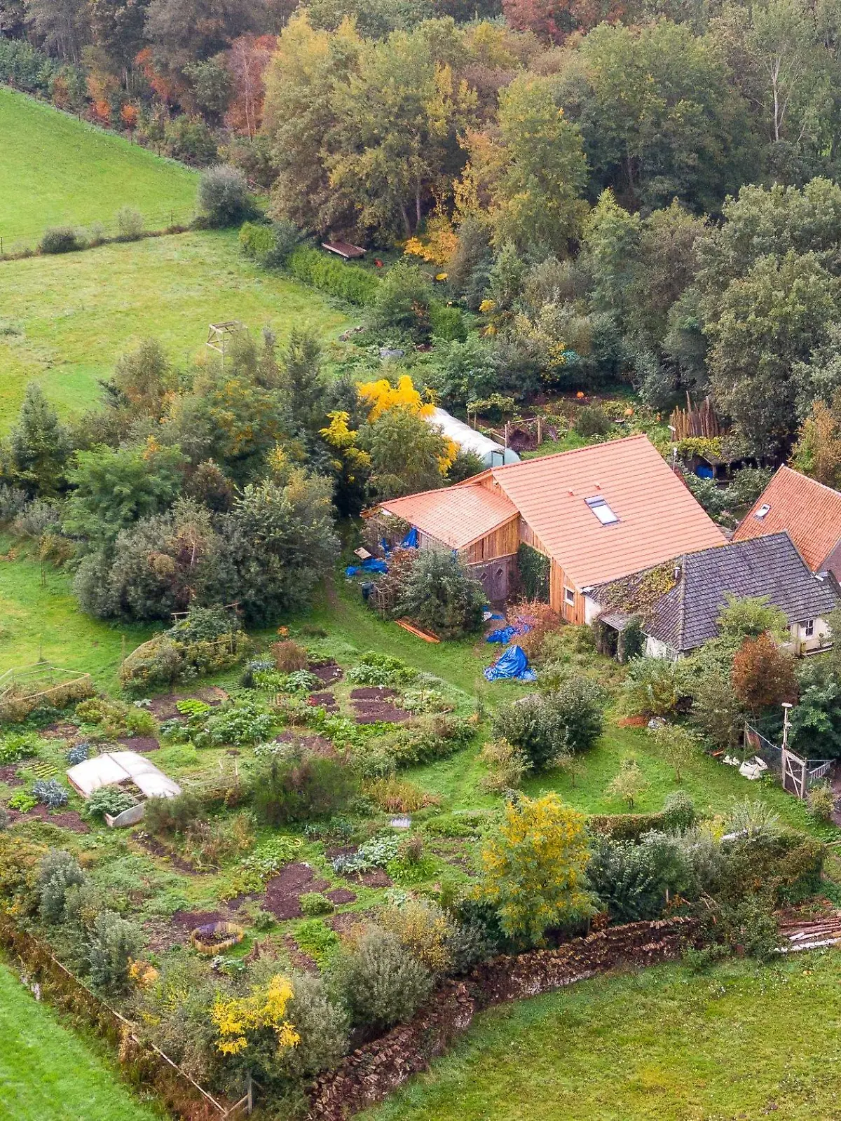 ARCHIV - 15.10.2019, Niederlande, Ruinerwold: Eine Drohnenaufnahme zeigt den abgelegenen Hof, in dessen Keller eine Familie jahrelang isoliert gehaust haben soll. Im spektakulären Fall der isolierten Familie vom abgelegenen Hof in den Niederlanden wird der Vater strafrechtlich doch nicht verfolgt. (zu dpa: "Vater von isolierter «Hof-Familie» muss nicht vor Gericht") Foto: Wilbert Bijzitter/ANP/dpa +++ dpa-Bildfunk +++