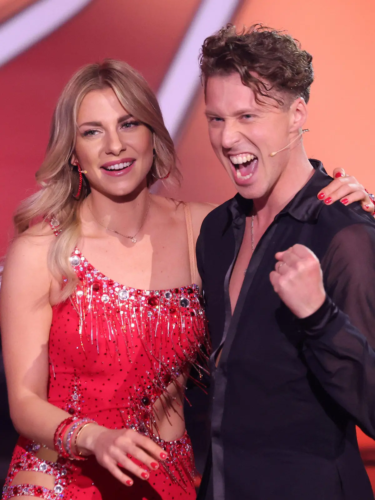 26.02.2021, Nordrhein-Westfalen, Köln: "Let's Dance" - Auftakt zur 14. Staffel der RTL-Tanzshow: Valentina Pahde and Valentin Lusin feiern auf der Bühne. In der ersten Folge "Wer tanzt mit wem? Die grosse Kennenlernshow" zeigt sich, wer mit welchem Profi das Tanzbein schwingen wird. Foto: Andreas Rentz/Getty-Pool/dpa +++ dpa-Bildfunk +++