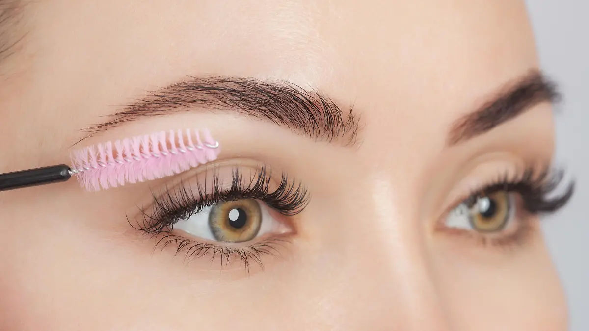 Frau, die gerade ihre Wimpern bürstet