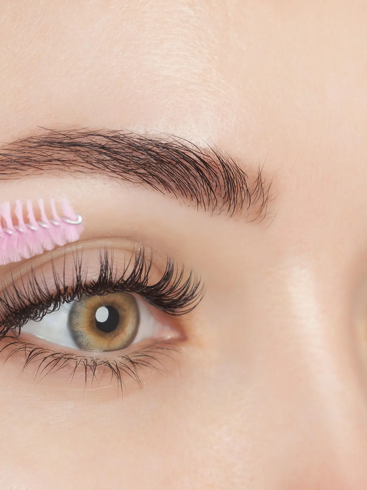 Frau, die gerade ihre Wimpern bürstet