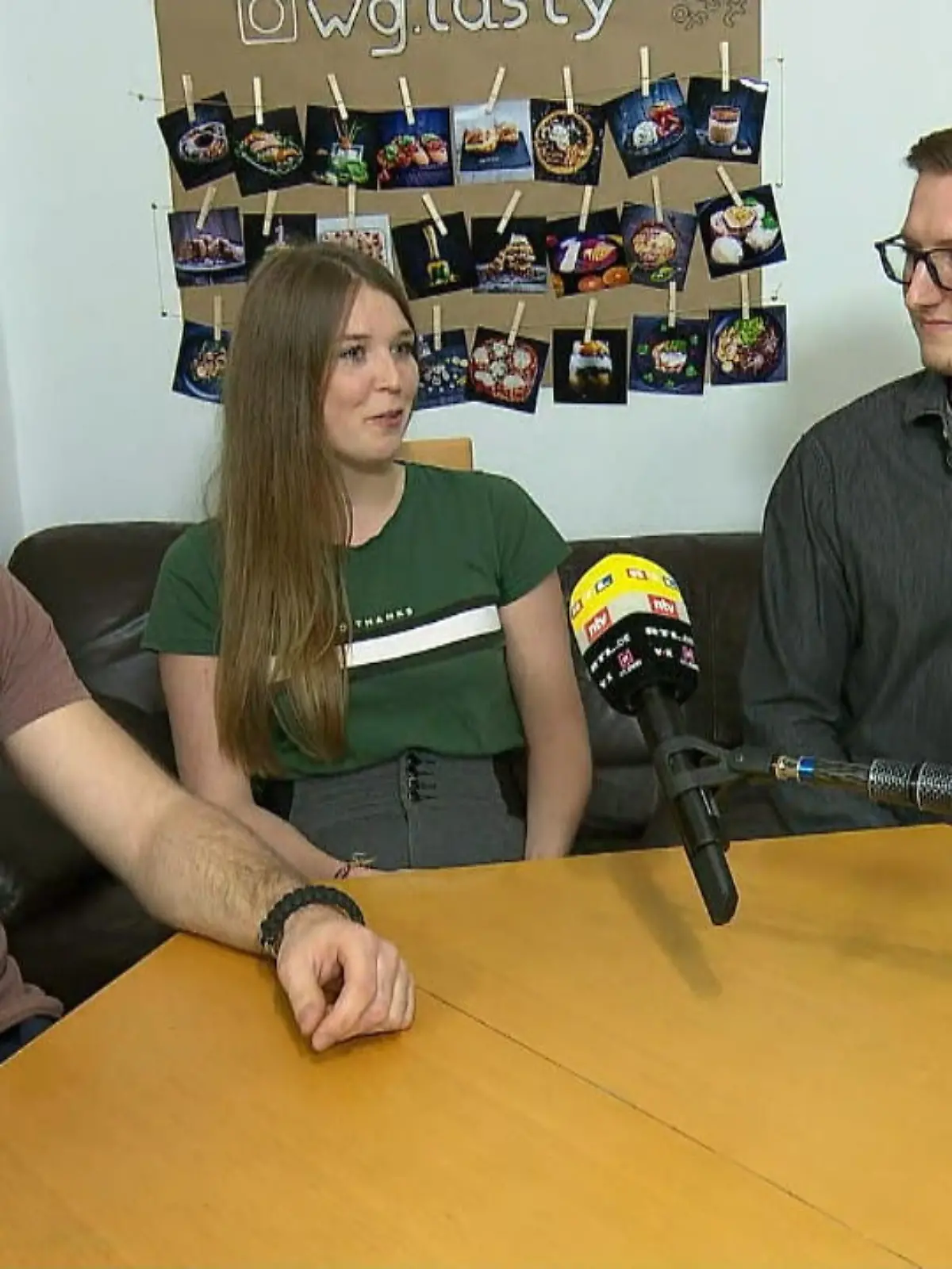 Wer in Coronazeiten in einer Wohngemeinschaft lebt, der ist wenigstens nicht allein. So wie Tausende Singles, denen die Pandemie im Moment das soziale Leben erschwert und psychisch schwer zusetzt. Aber ein Zuckerschlecken ist das WG-Leben dennoch nicht. Eine WG gilt als ein Haushalt, es darf also nur eine weitere Person dazu kommen. Wenn aber nun alle WG-Bewohner und-Bewohnerinnen Partner haben? RTL besuchte eine WG in Düsseldorf. Welche Strategie die Studenten fahren, erzählen sie im Video. 