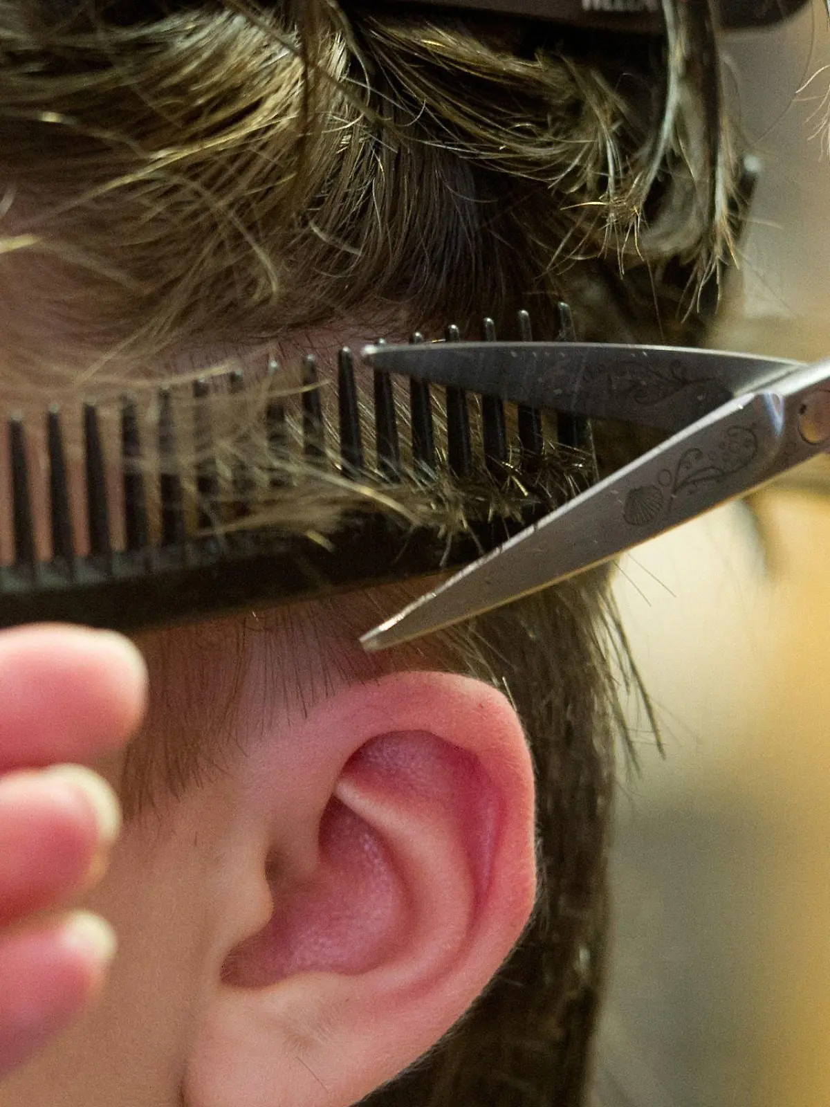 ARCHIV - 26.03.2013, Niedersachsen, Hannover: Eine Friseurin schneidet einer Kundin die Haare. Am 1. März 2021 dürfen die 80000 Friseurbetriebe in Deutschland nach monatelanger Zwangspause wieder öffnen. (zu dpa-KORR «Das macht was mit einem» - Warum sind Friseure eigentlich wichtig?) Foto: Sebastian Kahnert/dpa +++ dpa-Bildfunk +++
