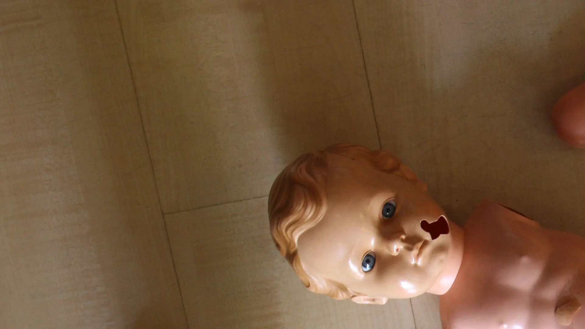 ARCHIV - ILLUSTRATION - Beschädigte Kinderpuppen aufgenommen am 15.07.2011 bei einem Puppenrestaurator in Kaufbeuren (Schwaben). Ein Mann aus Mittelfranken soll seine Tochter über 34 Jahre hinweg mehrmals wöchentlich vergewaltigt und dabei drei Kinder mit ihr gezeugt haben. Die Staatsanwaltschaft Nürnberg-Fürth erhob nach Angaben vom Dienstag (13.09.2011) wegen der nicht verjährten Fälle nun Anklage gegen den 69-Jährigen, unter anderem wegen Vergewaltigung in rund 500 Fällen. Foto: Karl-Josef Hildenbrand dpa/lby  +++(c) dpa - Bildfunk+++