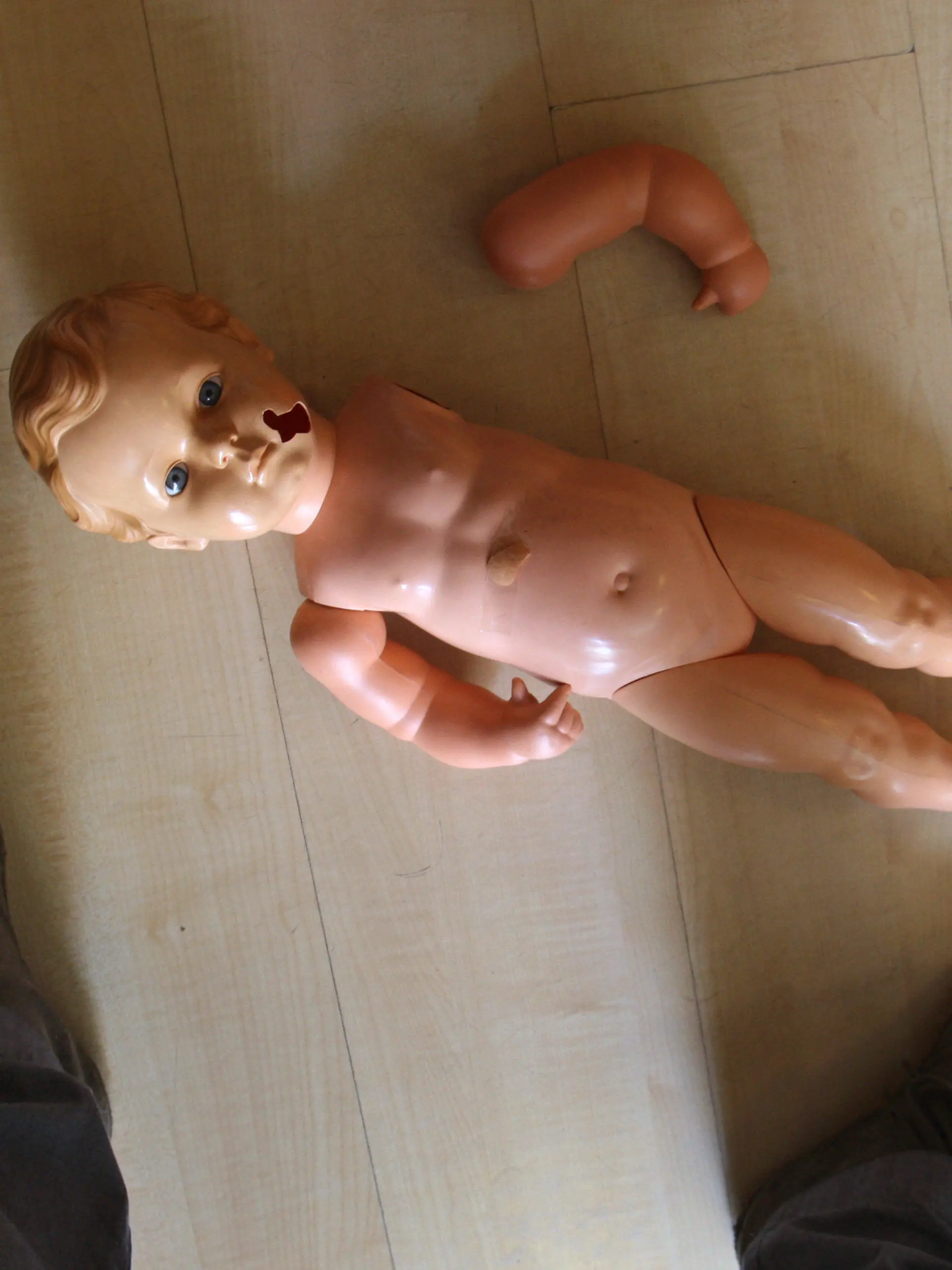 ARCHIV - ILLUSTRATION - Beschädigte Kinderpuppen aufgenommen am 15.07.2011 bei einem Puppenrestaurator in Kaufbeuren (Schwaben). Ein Mann aus Mittelfranken soll seine Tochter über 34 Jahre hinweg mehrmals wöchentlich vergewaltigt und dabei drei Kinder mit ihr gezeugt haben. Die Staatsanwaltschaft Nürnberg-Fürth erhob nach Angaben vom Dienstag (13.09.2011) wegen der nicht verjährten Fälle nun Anklage gegen den 69-Jährigen, unter anderem wegen Vergewaltigung in rund 500 Fällen. Foto: Karl-Josef Hildenbrand dpa/lby  +++(c) dpa - Bildfunk+++