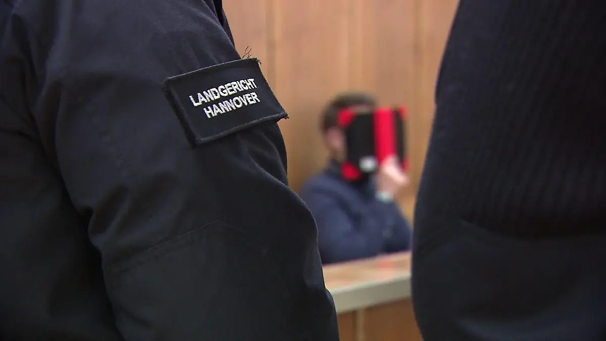 Landgericht Hannover, Angeklagter im Hintergrund