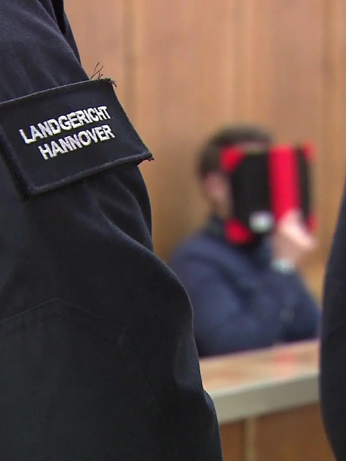 Landgericht Hannover, Angeklagter im Hintergrund