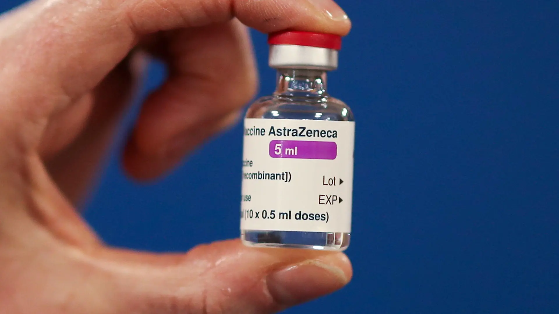 ARCHIV - 07.01.2021, Großbritannien, Edinburgh: Eine Ampulle des Corona-Impfstoffs der Universität Oxford und des Pharmakonzerns Astrazeneca. (zu dpa «WHO erteilt Notfall-Zulassung für Corona-Impfstoff von Astrazeneca ») Foto: Russell Cheyne/PA Wire/dpa +++ dpa-Bildfunk +++