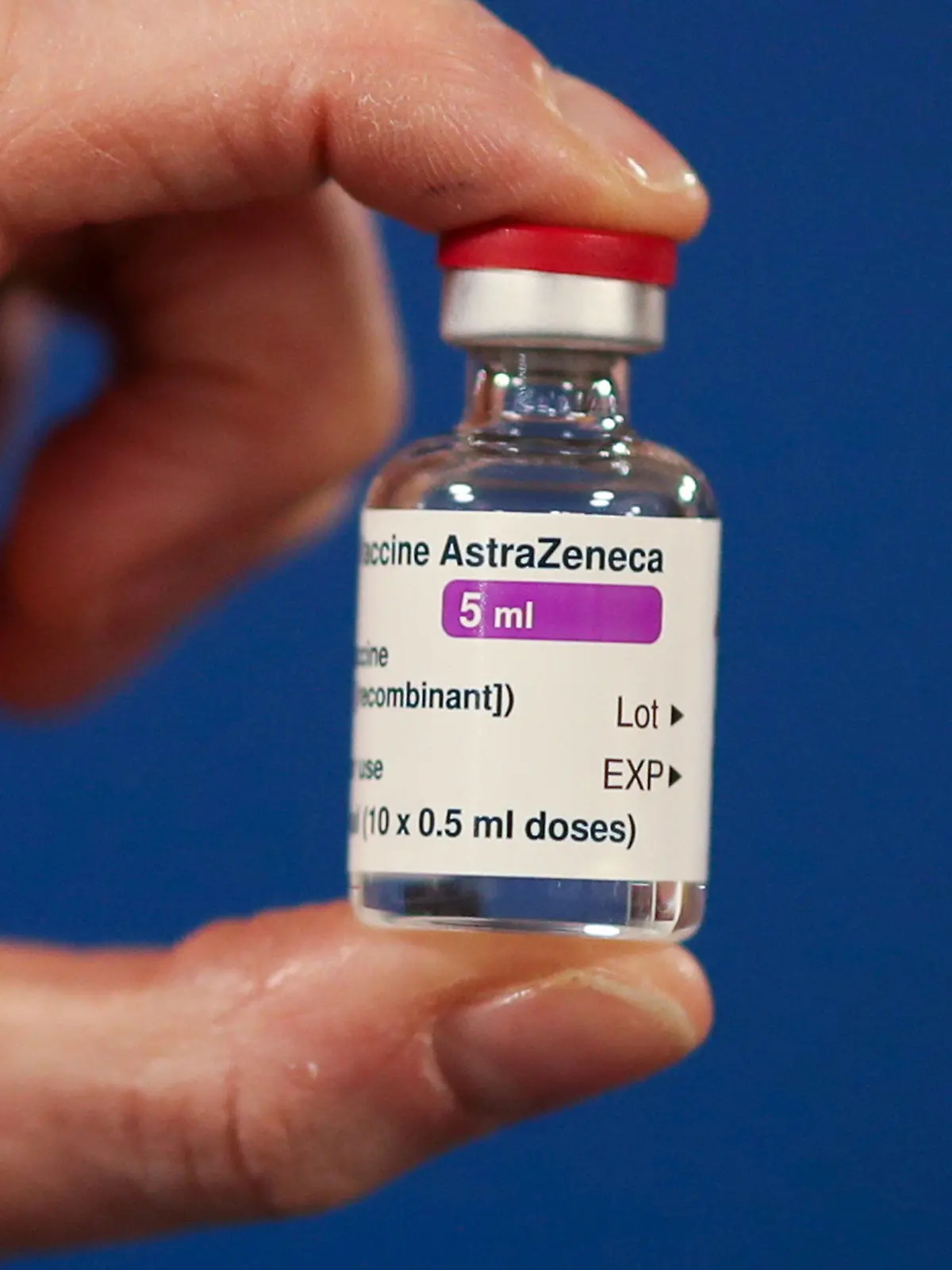 ARCHIV - 07.01.2021, Großbritannien, Edinburgh: Eine Ampulle des Corona-Impfstoffs der Universität Oxford und des Pharmakonzerns Astrazeneca. (zu dpa «WHO erteilt Notfall-Zulassung für Corona-Impfstoff von Astrazeneca ») Foto: Russell Cheyne/PA Wire/dpa +++ dpa-Bildfunk +++