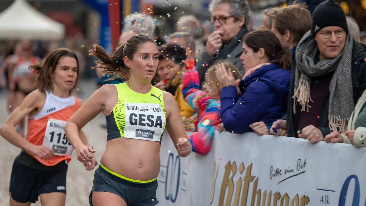 31.12.2022, Rheinland-Pfalz, Trier: Die schwangere Gesa Krause (Silvesterlauf Trier) läuft beim Silvesterlauf in Trier. Foto: Harald Tittel/dpa +++ dpa-Bildfunk +++