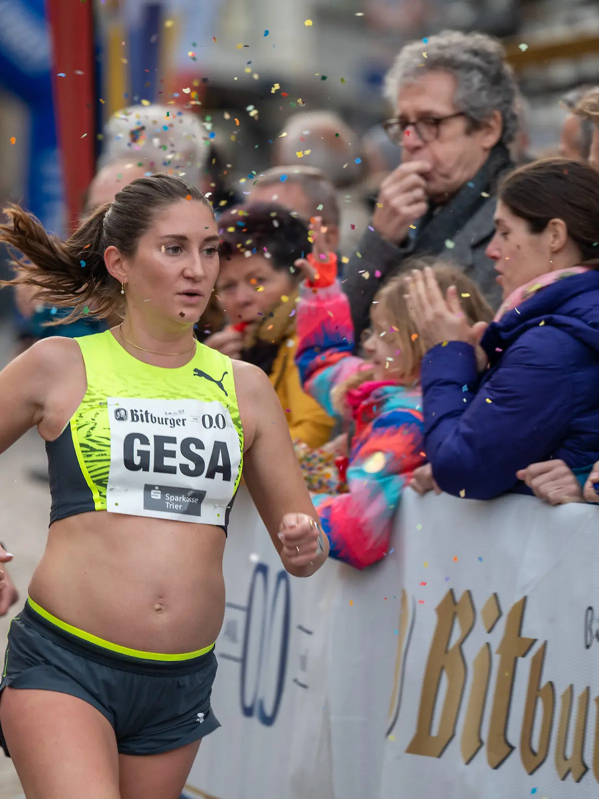 31.12.2022, Rheinland-Pfalz, Trier: Die schwangere Gesa Krause (Silvesterlauf Trier) läuft beim Silvesterlauf in Trier. Foto: Harald Tittel/dpa +++ dpa-Bildfunk +++