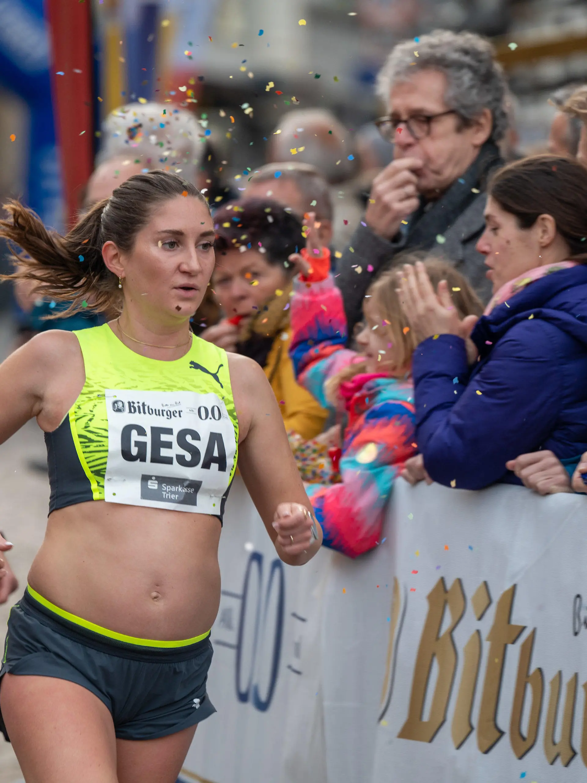 31.12.2022, Rheinland-Pfalz, Trier: Die schwangere Gesa Krause (Silvesterlauf Trier) läuft beim Silvesterlauf in Trier. Foto: Harald Tittel/dpa +++ dpa-Bildfunk +++