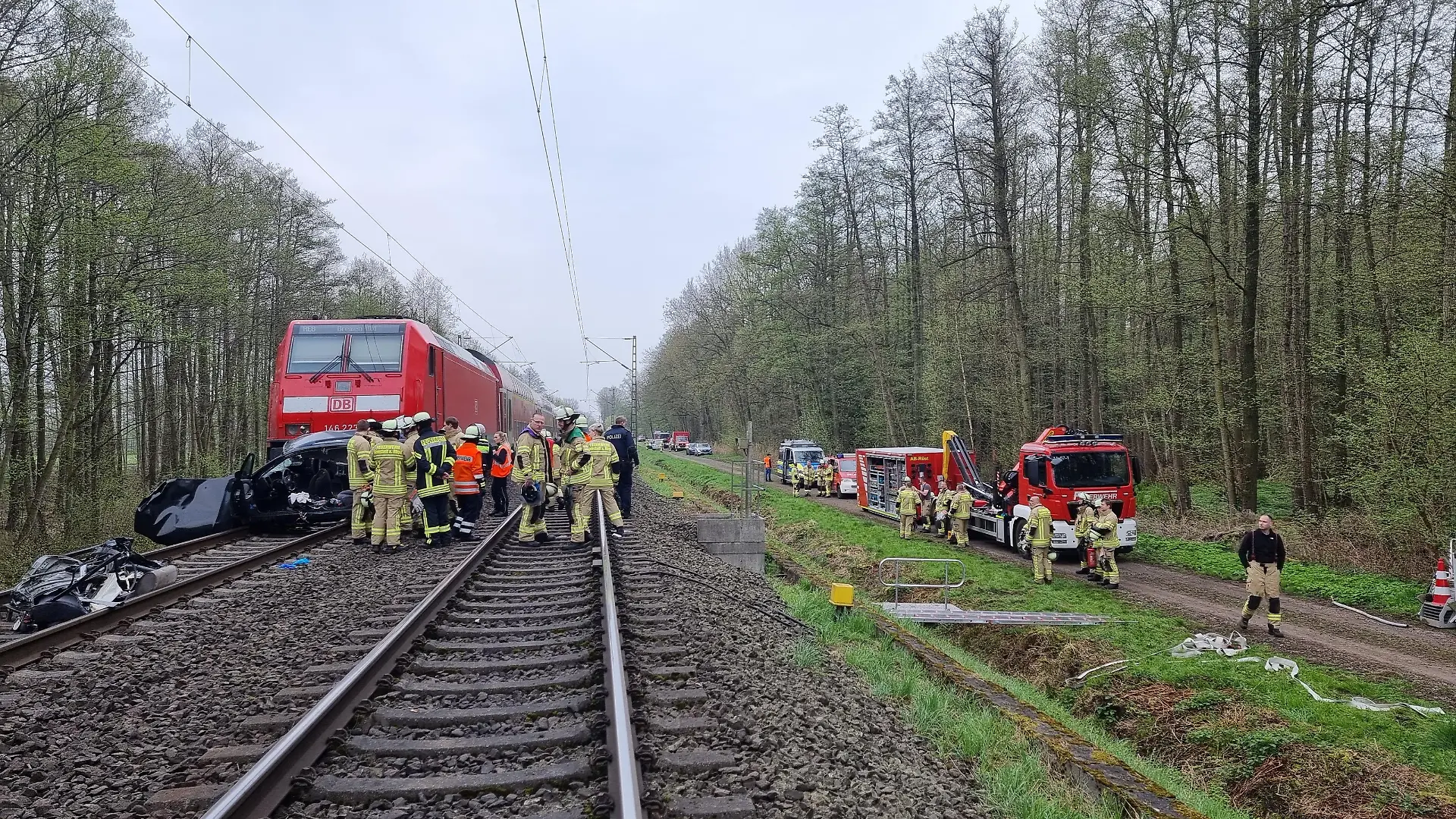 Ein Autowrack liegt auf den Gleisen. Beim Zusammenstoß eines Zuges mit einem Auto an einem Bahnübergang nahe Hannover sind drei Menschen ums Leben gekommen.