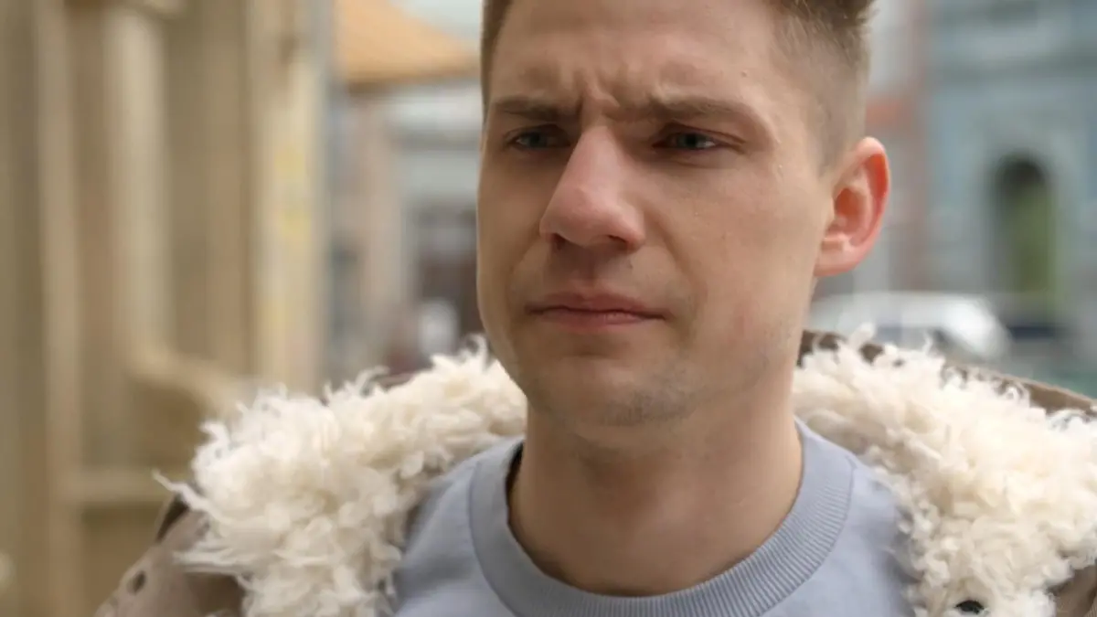 Moritz (Lennart Borchert) versucht mit Luis zu reden, doch der flippt auf offener Straße aus.