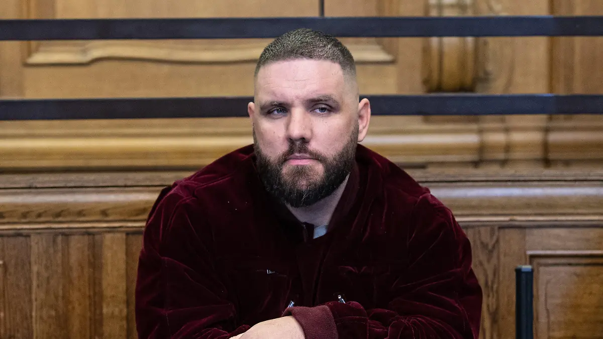 ARCHIV - 04.11.2020, Berlin: Patrick Losensky, bekannt unter dem Künstlername «Fler», sitzt als Angeklagter in einem Saal im Amtsgericht Berlin-Tiergarten. (zu «Neustart Prozess gegen Rapper Fler wegen einer Reihe von Straftaten») Foto: Paul Zinken/dpa-Zentralbild/dpa +++ dpa-Bildfunk +++