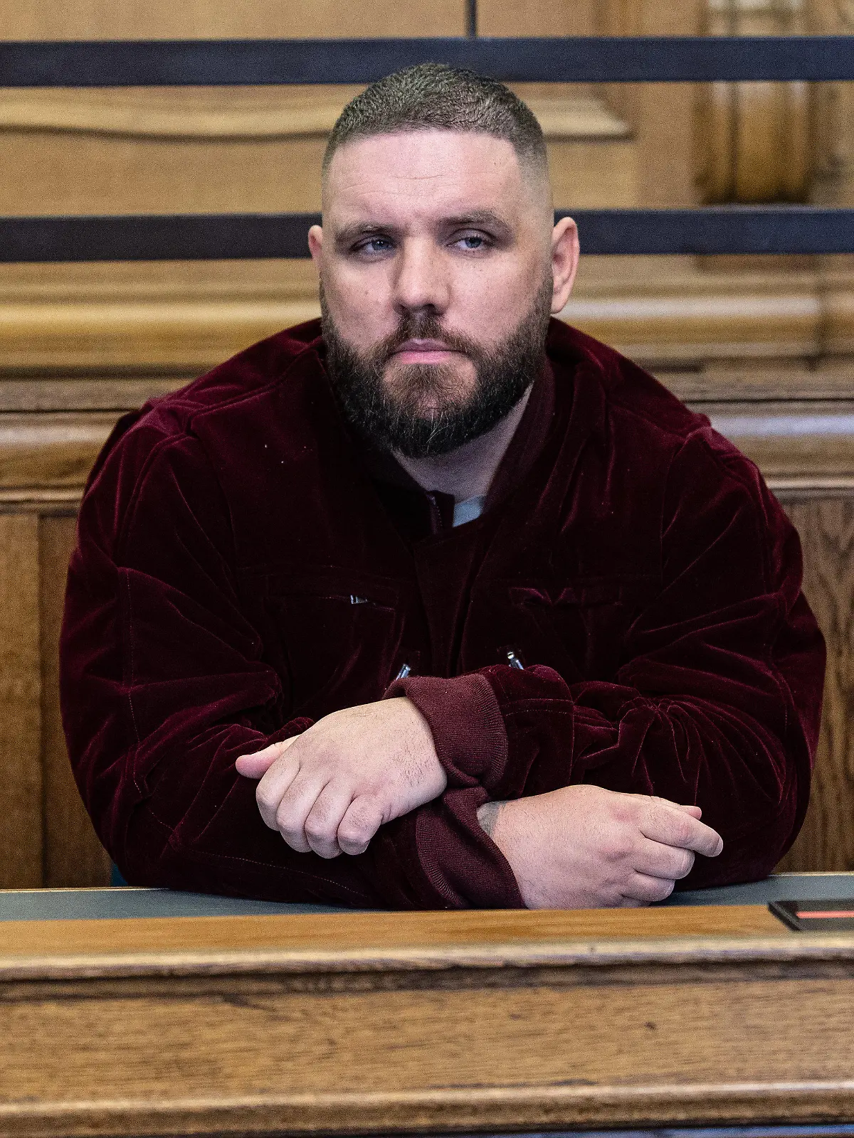 ARCHIV - 04.11.2020, Berlin: Patrick Losensky, bekannt unter dem Künstlername «Fler», sitzt als Angeklagter in einem Saal im Amtsgericht Berlin-Tiergarten. (zu «Neustart Prozess gegen Rapper Fler wegen einer Reihe von Straftaten») Foto: Paul Zinken/dpa-Zentralbild/dpa +++ dpa-Bildfunk +++