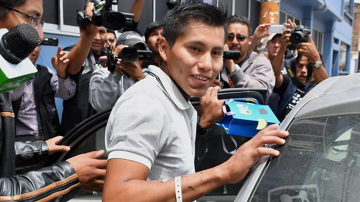 ARCHIV - 06.12.2016, Bolivien, Cochabamba: Erwin Tumiri (M) verlässt das Krankenhaus. Ein Überlebender des Flugzeugunglücks des brasilianischen Fußballvereins Chapecoense ist dem Tod ein zweites Mal von der Schippe gesprungen. Erwin Tumiri überlebte am 02. März ein schweres Busunglück in Bolivien mit mindestens 20 Toten und Dutzenden Verletzten. Foto: Jorge Abrego/EFE/dpa +++ dpa-Bildfunk +++