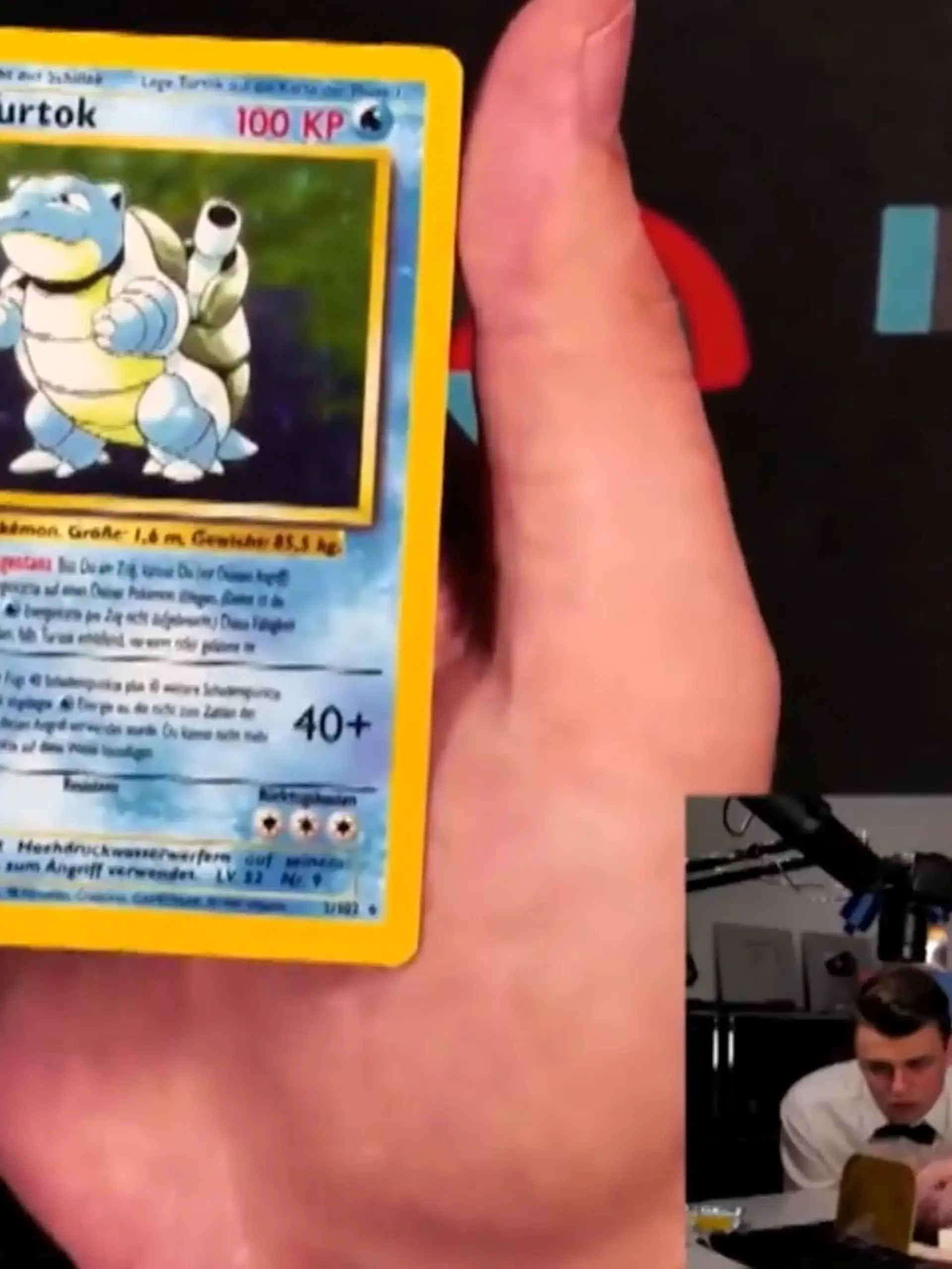 Schlummern in unseren Sammelkarten von früher heute wahre Schätze? Im Netz erleben Pokémon-Karten gerade ein Revival. Dort schauen hunderttausende Menschen Streamern dabei zu, wie sie teure Pokémon-Boxen öffnen, in der Hoffnung auf seltene und wertvolle Karten. Wir haben drei deutsche Sammler getroffen und lassen eine alte Kartensammlung schätzen – liegt das große Geld also wirklich im Keller?