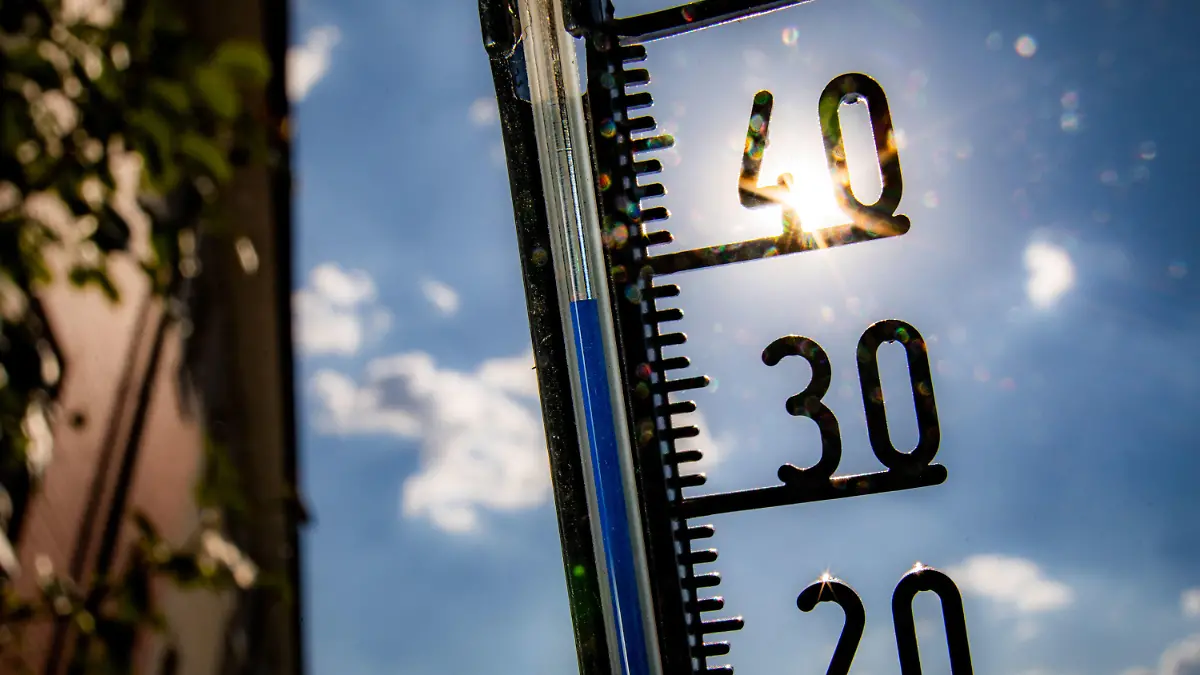 ARCHIV - 12.07.2022, Hessen, Frankfurt/Main: ILLUSTRATION - Ein Thermometer an einer Hauswand zeigt Temparaturen in Richtung der 40-Grad-Marke an. (zu dpa-Korr "Hitze-Alarm - Ist Deutschland ausreichend für Extremwerte gerüstet?") Foto: Frank Rumpenhorst/dpa +++ dpa-Bildfunk +++
