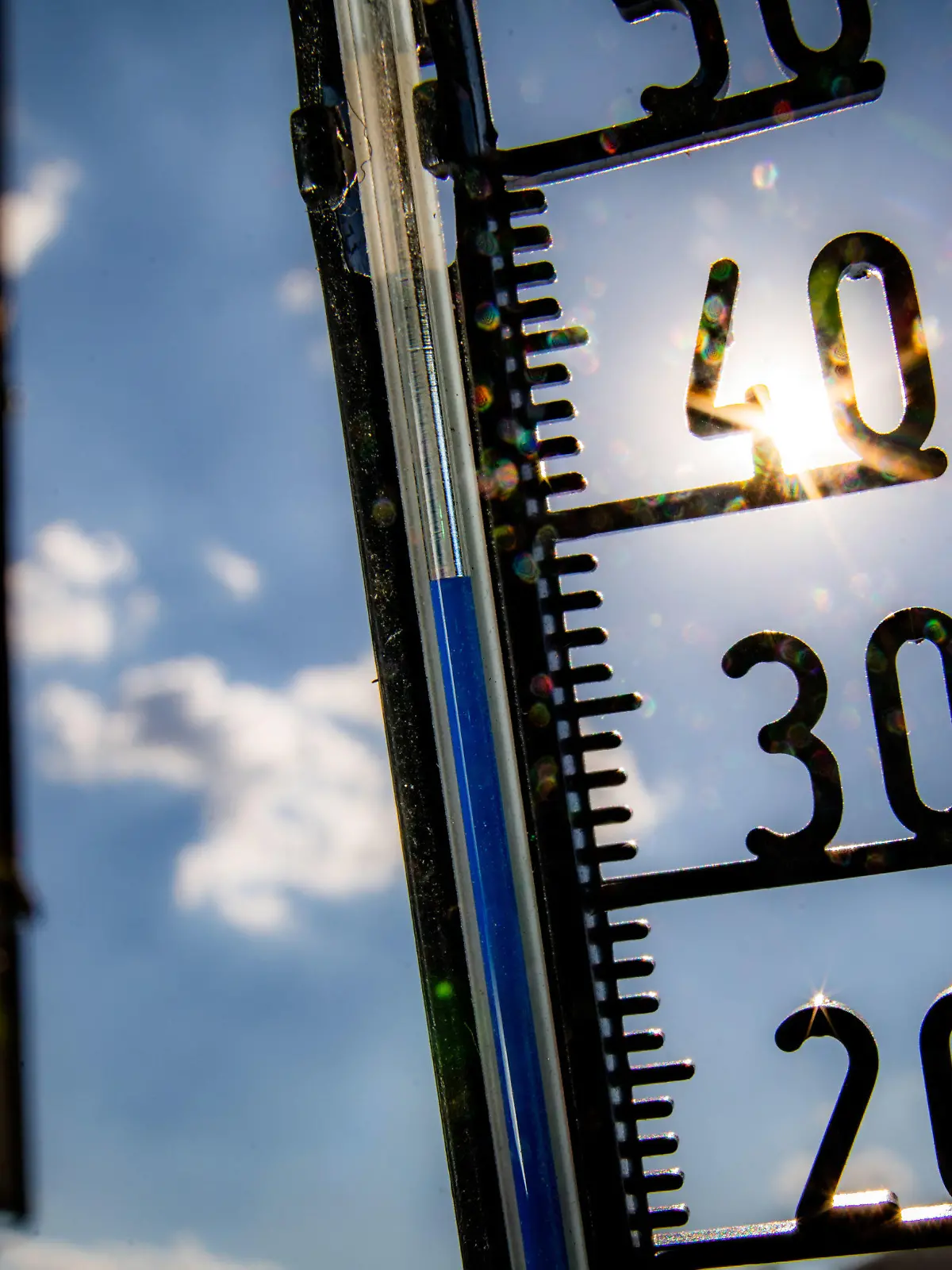 ARCHIV - 12.07.2022, Hessen, Frankfurt/Main: ILLUSTRATION - Ein Thermometer an einer Hauswand zeigt Temparaturen in Richtung der 40-Grad-Marke an. (zu dpa-Korr "Hitze-Alarm - Ist Deutschland ausreichend für Extremwerte gerüstet?") Foto: Frank Rumpenhorst/dpa +++ dpa-Bildfunk +++