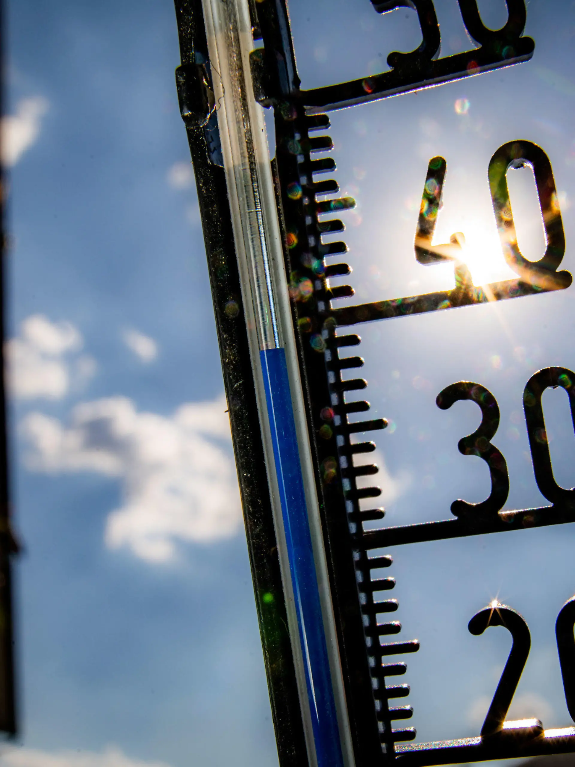 ARCHIV - 12.07.2022, Hessen, Frankfurt/Main: ILLUSTRATION - Ein Thermometer an einer Hauswand zeigt Temparaturen in Richtung der 40-Grad-Marke an. (zu dpa-Korr "Hitze-Alarm - Ist Deutschland ausreichend für Extremwerte gerüstet?") Foto: Frank Rumpenhorst/dpa +++ dpa-Bildfunk +++