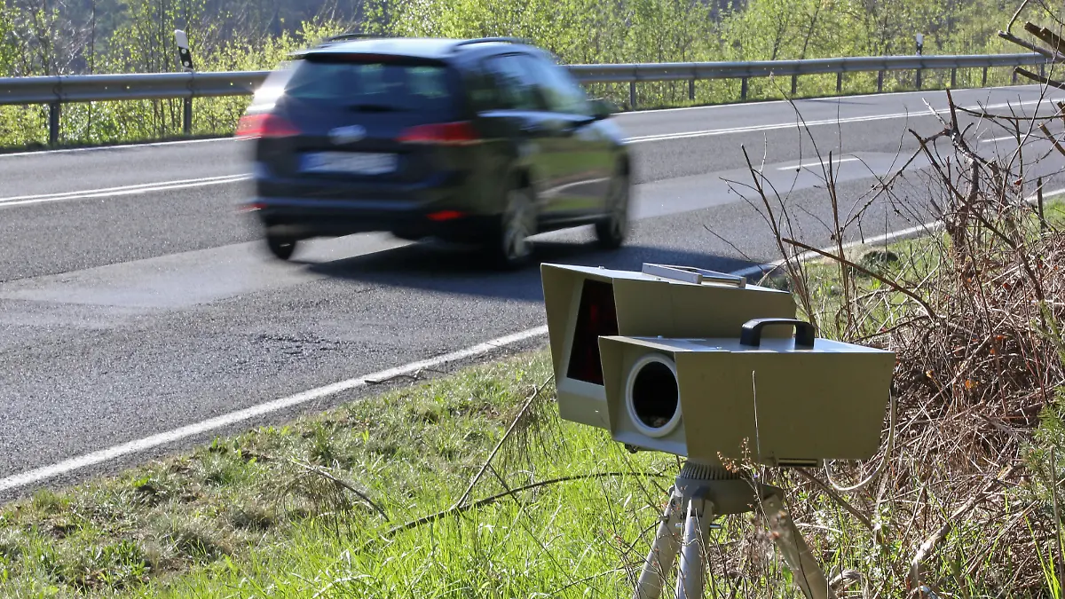  Symbolbild Thema Polizei, Geschwindigkeitsmessung, Mobile Geschwindigkeitsueberwachung, ES 8.0, ESO8.0, ein Auto faehrt vorbei Symbolbild zum Thema Polizei am 22.04.2020 in Siegen/Deutschland. *** Symbolic picture about police, speed measurement, mobile speed monitoring, ES 8 0, ESO8 0, a car drives by Symbolic picture about police on 22 04 2020 in Siegen Germany
