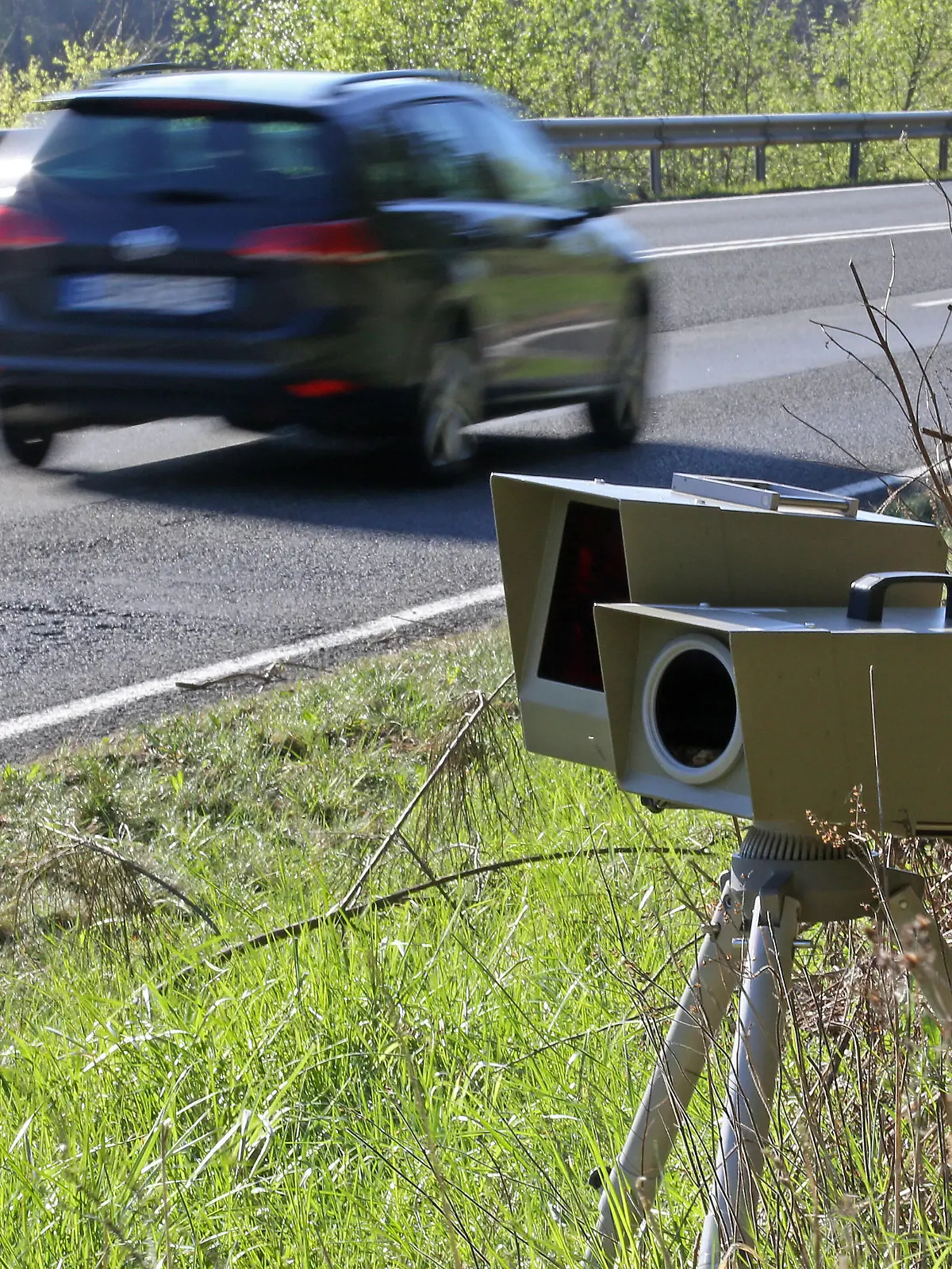  Symbolbild Thema Polizei, Geschwindigkeitsmessung, Mobile Geschwindigkeitsueberwachung, ES 8.0, ESO8.0, ein Auto faehrt vorbei Symbolbild zum Thema Polizei am 22.04.2020 in Siegen/Deutschland. *** Symbolic picture about police, speed measurement, mobile speed monitoring, ES 8 0, ESO8 0, a car drives by Symbolic picture about police on 22 04 2020 in Siegen Germany