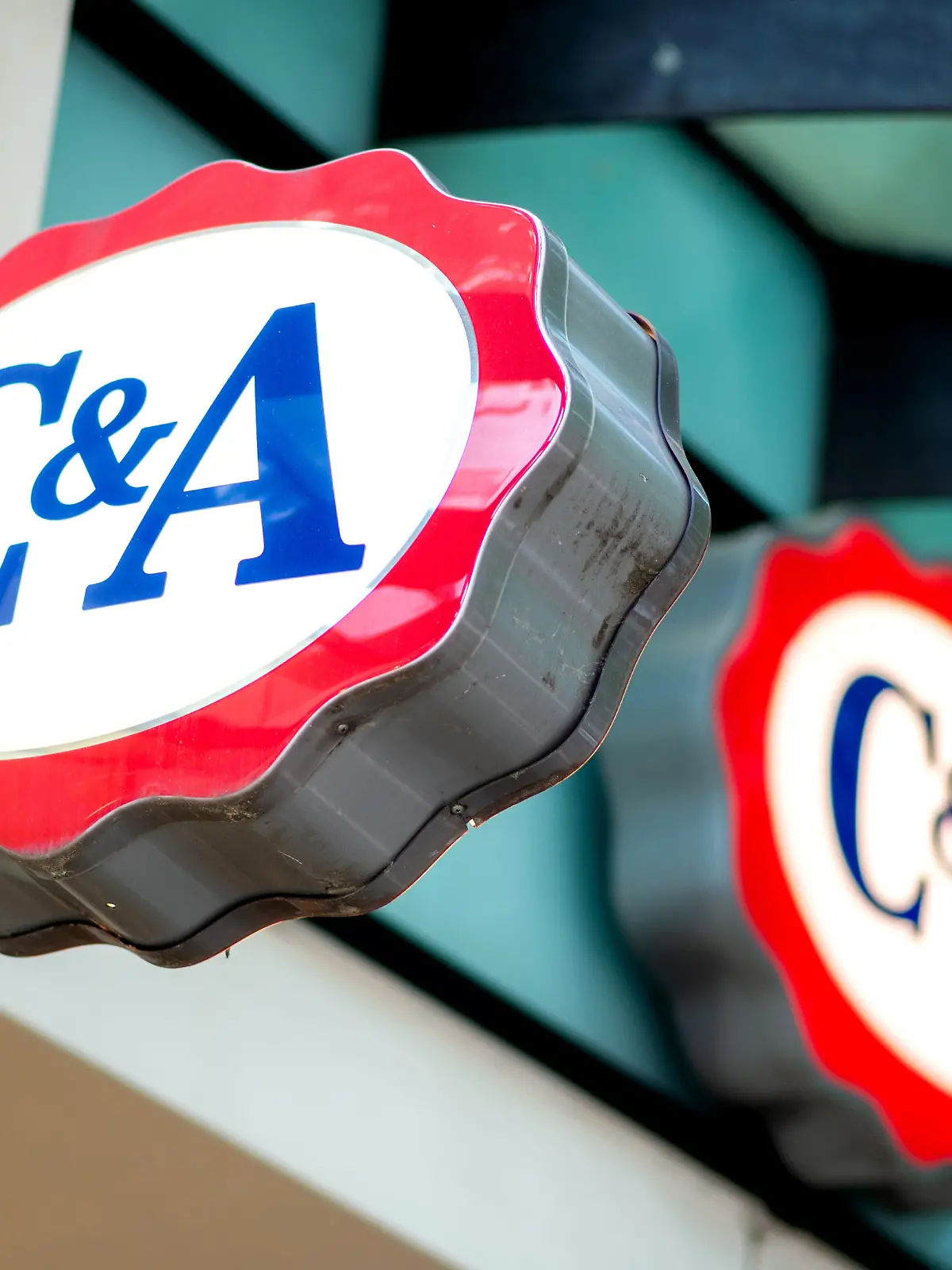 C&A Logo über einer Filiale