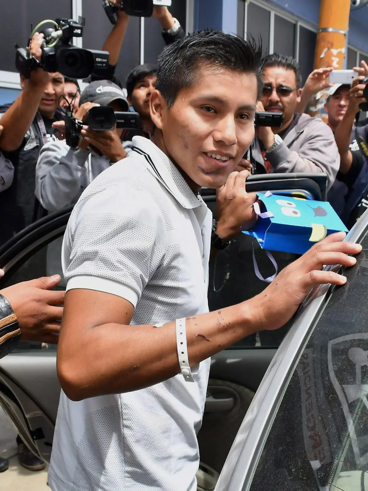 ARCHIV - 06.12.2016, Bolivien, Cochabamba: Erwin Tumiri (M) verlässt das Krankenhaus. Ein Überlebender des Flugzeugunglücks des brasilianischen Fußballvereins Chapecoense ist dem Tod ein zweites Mal von der Schippe gesprungen. Erwin Tumiri überlebte am 02. März ein schweres Busunglück in Bolivien mit mindestens 20 Toten und Dutzenden Verletzten. Foto: Jorge Abrego/EFE/dpa +++ dpa-Bildfunk +++