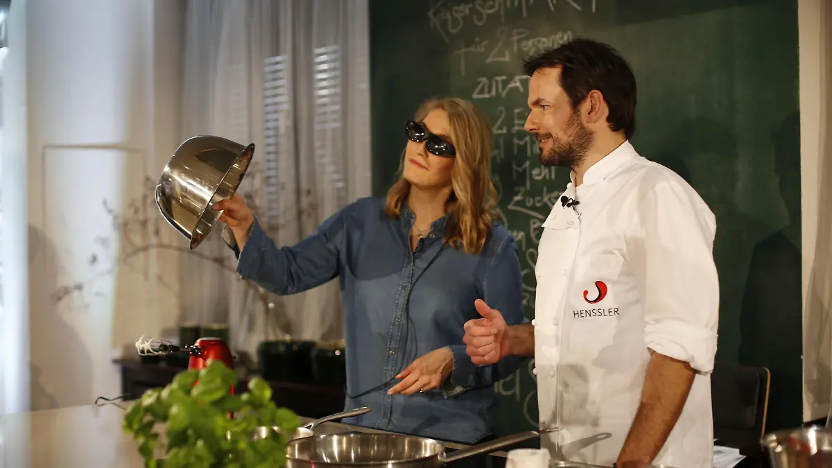 Steffen Henssler bringt das Kochen mit virtueller Brille bei.