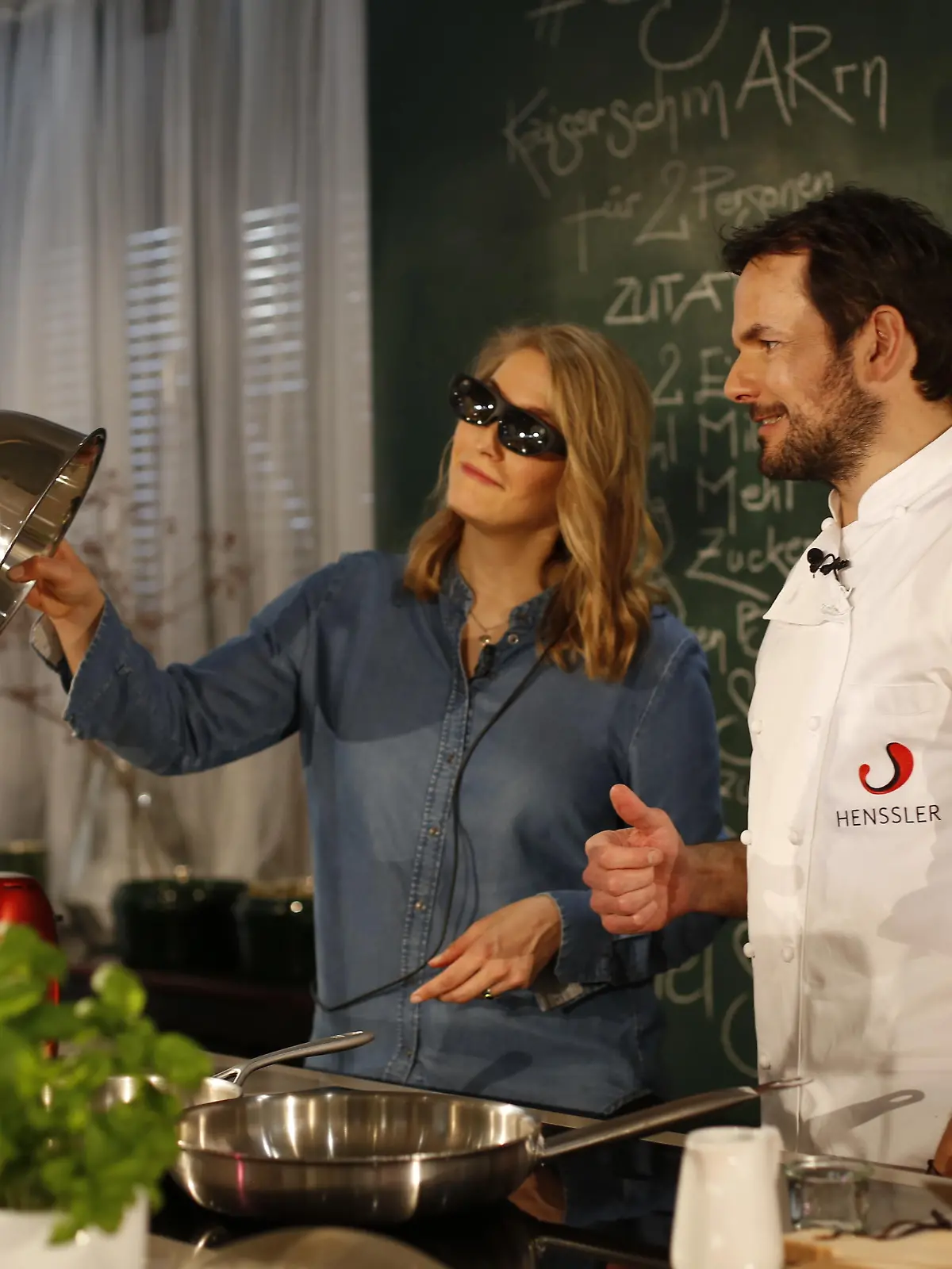 Steffen Henssler bringt das Kochen mit virtueller Brille bei.