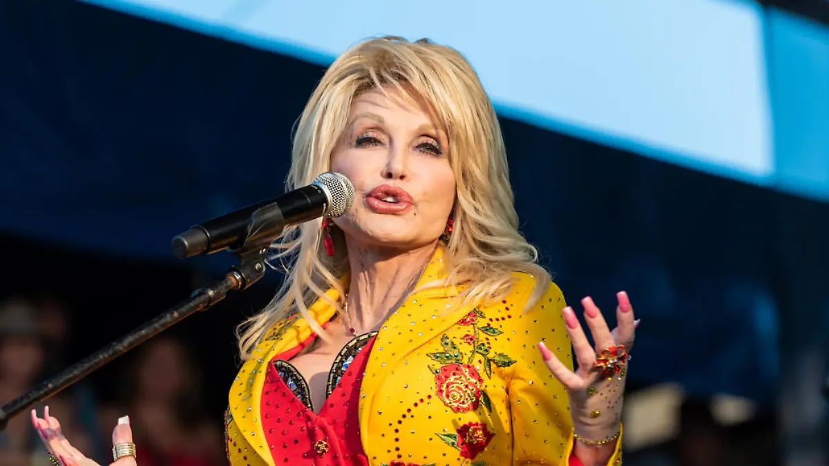 Dolly Parton wurde mit ihrem "eigenem" Corona-Impfstoff versorgt