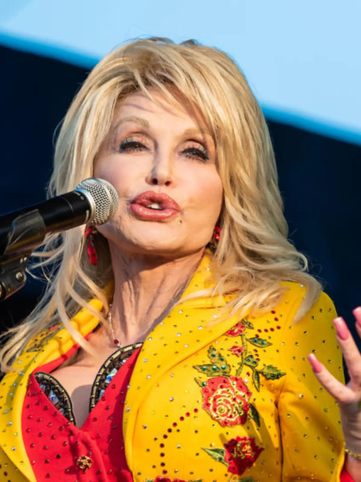 Dolly Parton wurde mit ihrem "eigenem" Corona-Impfstoff versorgt