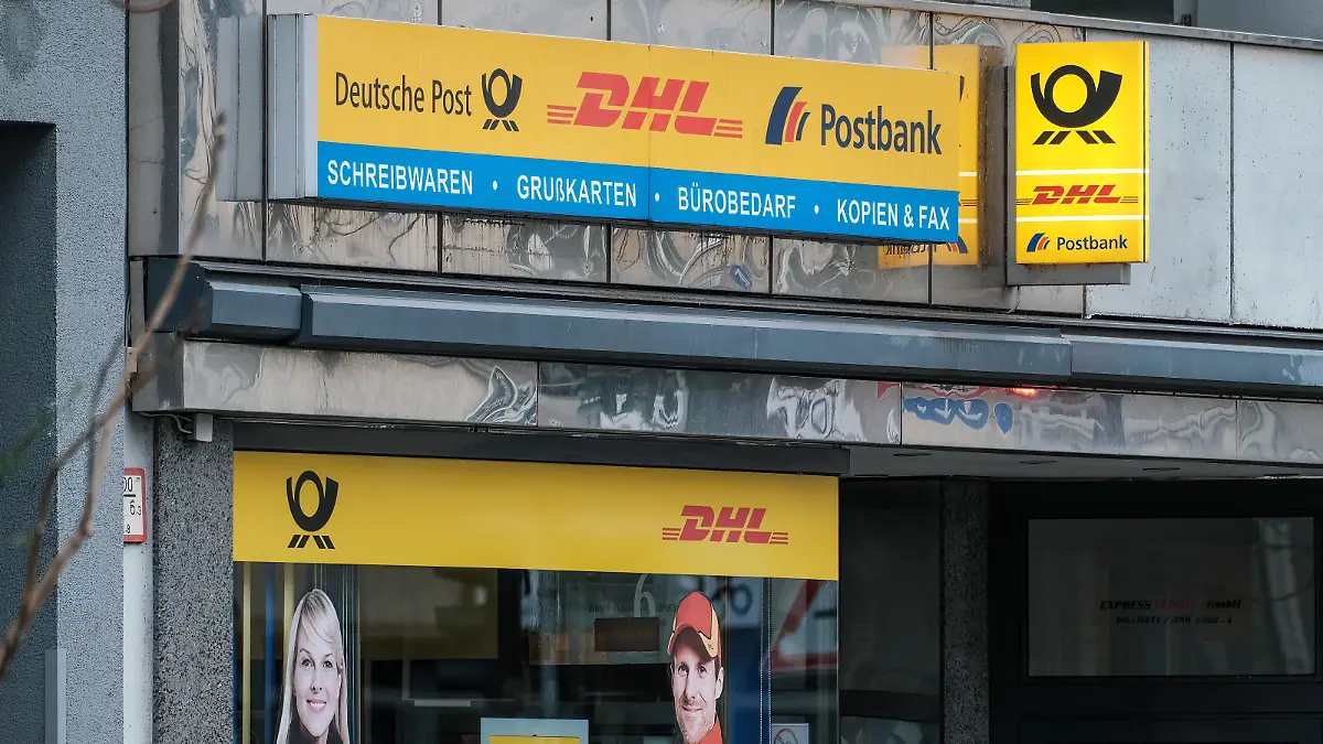 Düsseldorf 16.01.2023 DHL Deutsche Post Posthorn Logo Filiale Postfiliale Postbank Düsseldorf Nordrhein-Westfalen Deutschland *** Dusseldorf 16 01 2023 DHL Deutsche Post Posthorn Logo Branch Post Office Postbank Dusseldorf North Rhine Westphalia Germany