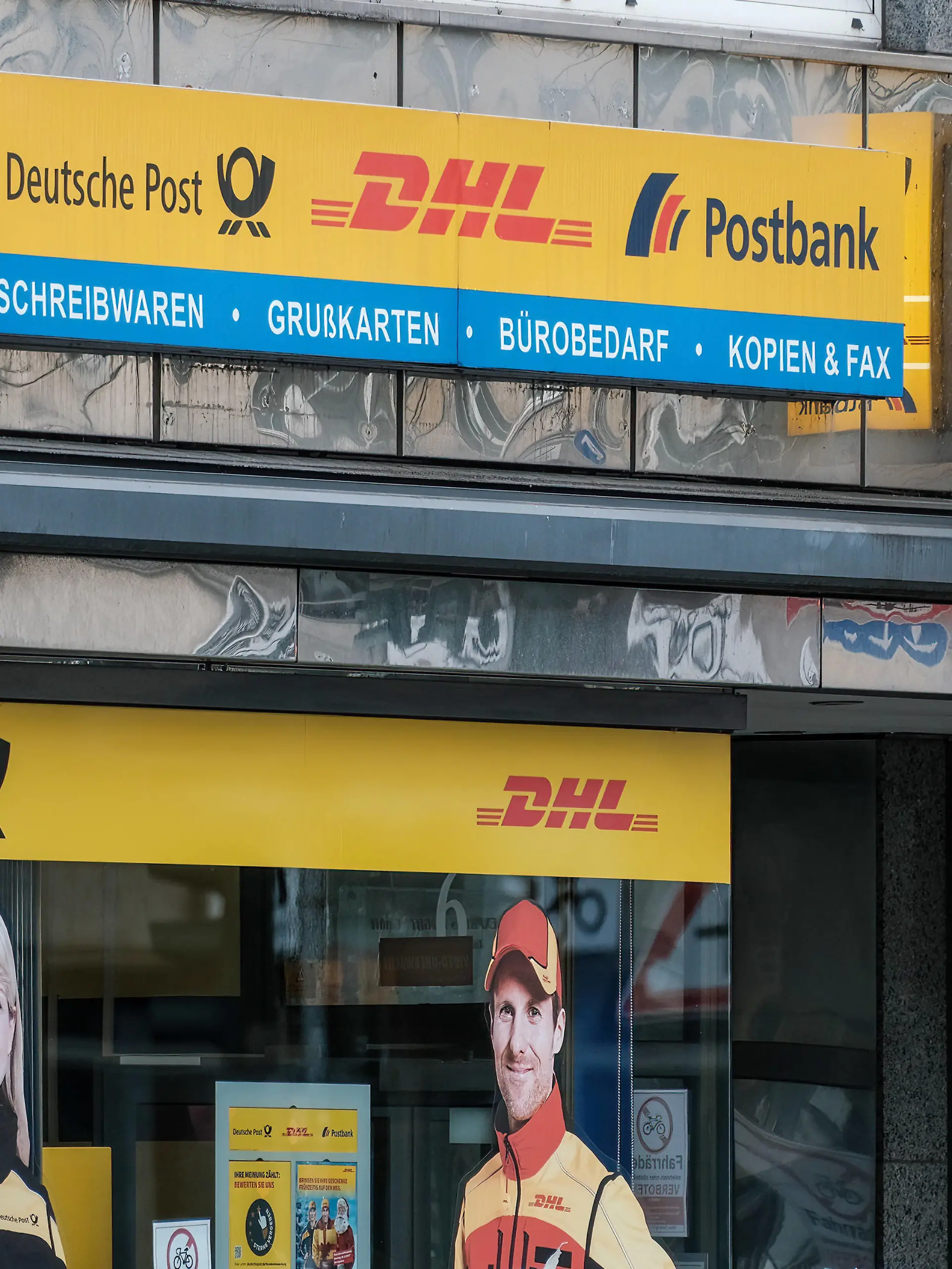 Düsseldorf 16.01.2023 DHL Deutsche Post Posthorn Logo Filiale Postfiliale Postbank Düsseldorf Nordrhein-Westfalen Deutschland *** Dusseldorf 16 01 2023 DHL Deutsche Post Posthorn Logo Branch Post Office Postbank Dusseldorf North Rhine Westphalia Germany